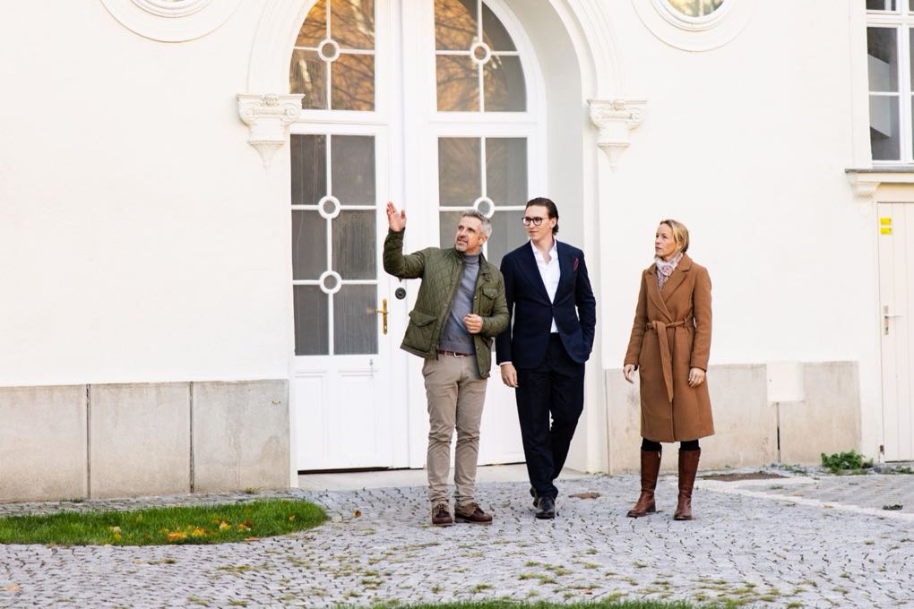 Viewing in front of a white villa