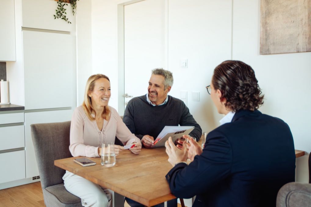 Advisory meeting with a couple at a wooden table